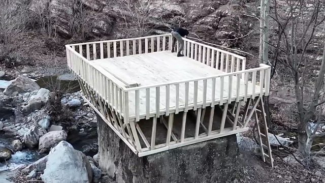 我在一块巨石上搭建筑台，建造出了一栋房子，等到完工也太奢华了