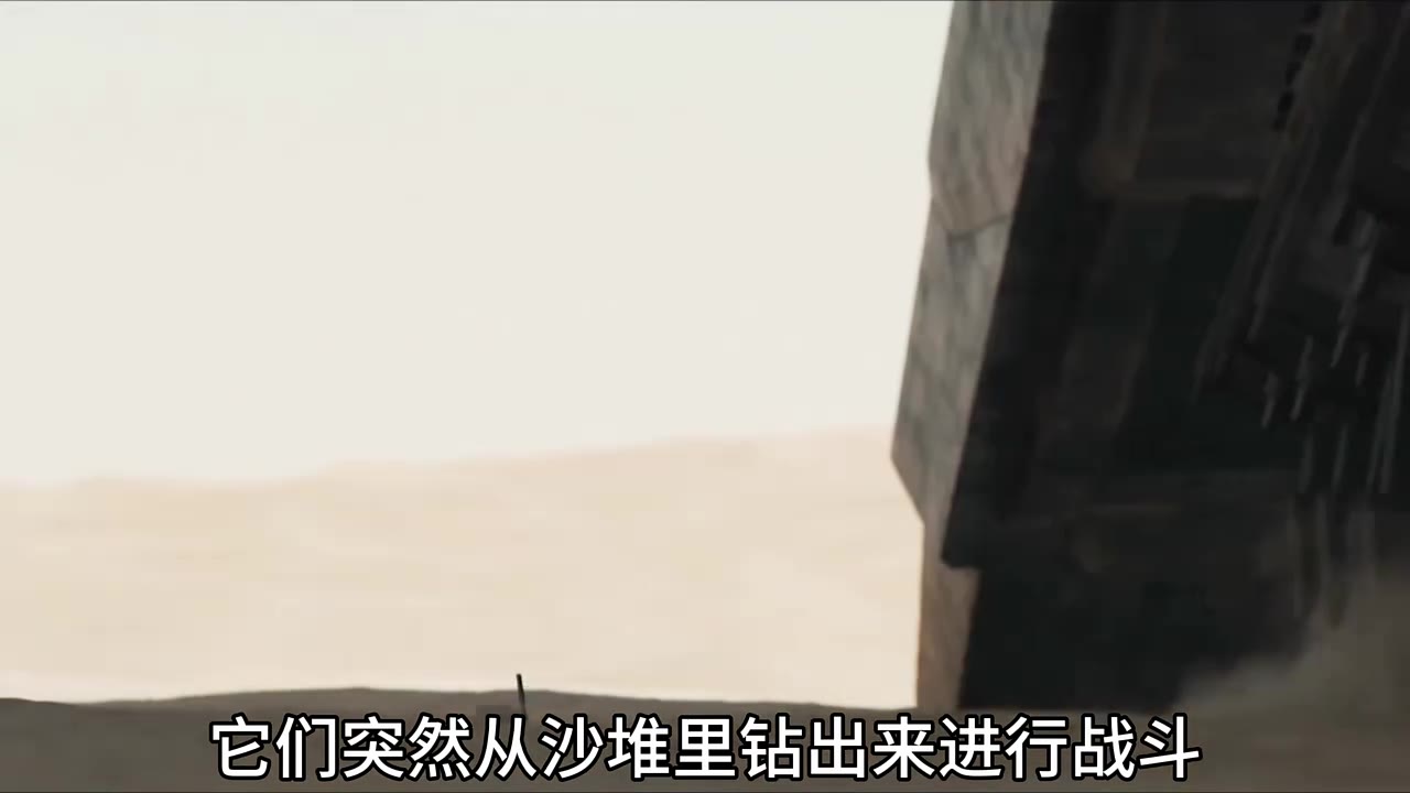 沙漠中一个巨型坦克从天而降