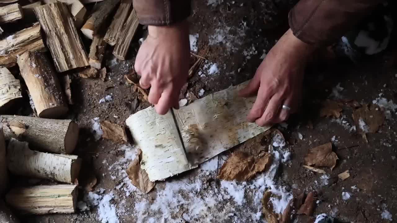 冰天雪地的天气，男人独自来到野外，不仅住上了舒适的小屋，还吃上了烤排骨