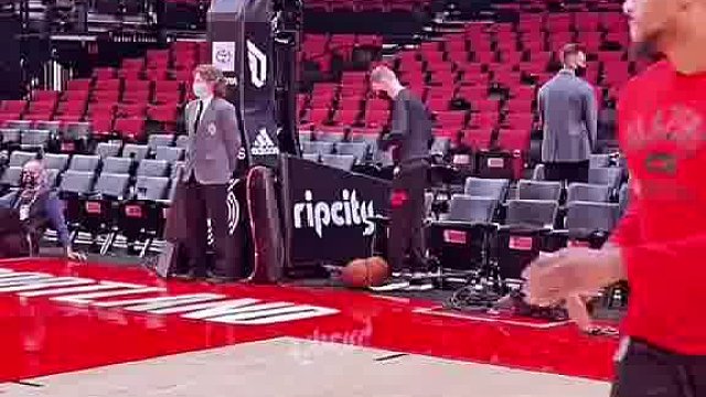 投惯了logoshot，这是开始研究底线单脚三分？莫不是受了“诺天王”指点！