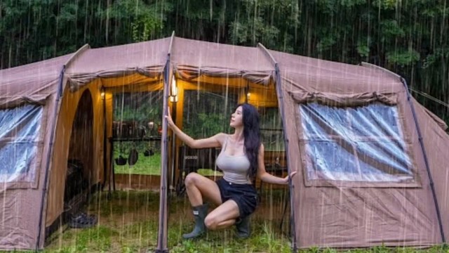 在舒适的帐篷里雨中露营。