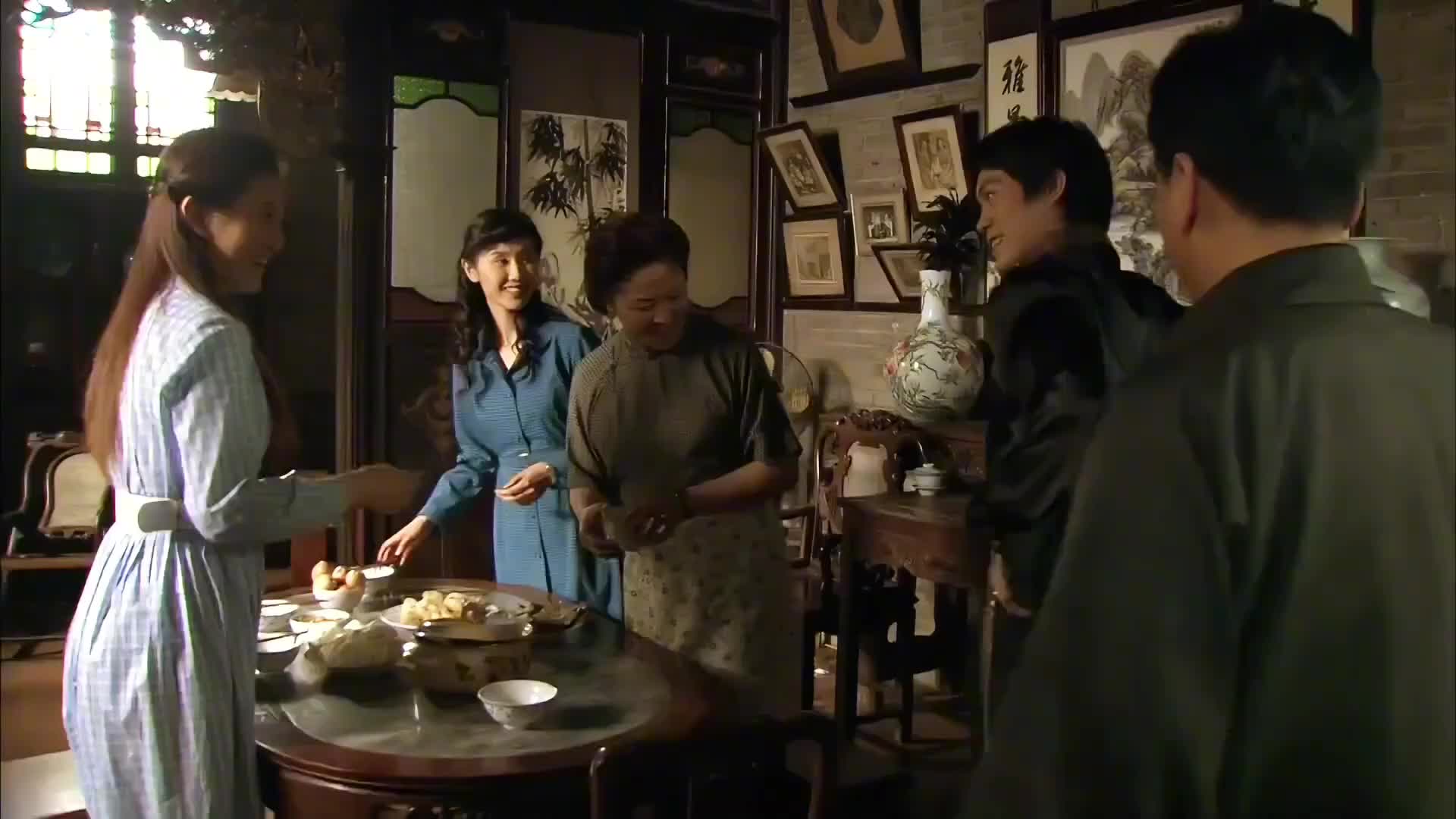 李小龙在餐厅工作时遭到他人欺凌