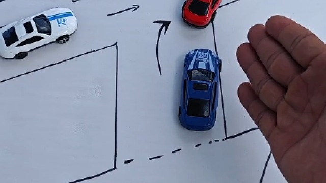 新手上路时，从加油站驶入主路打左转向灯？还是右转向灯？