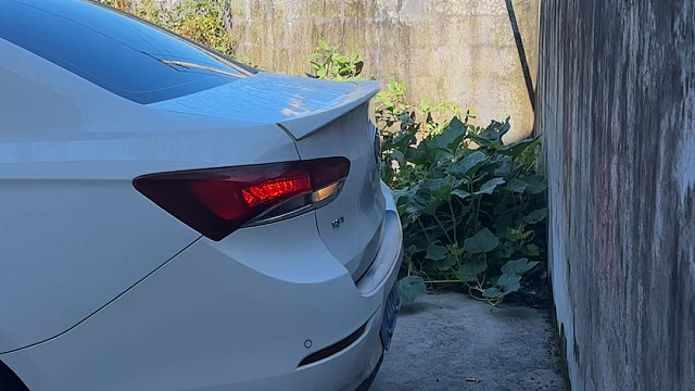 靠墙停车时如何精准判断，车头车尾的距离，避免磕碰到保险杠#每天一个用车知识