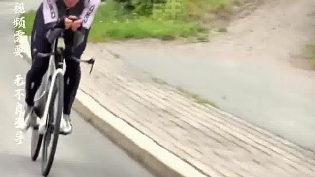 运动员在比赛前，为什么要给自行车加水