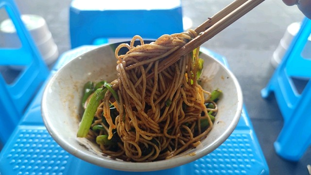 这碗小面真解馋，干拌佐料香喷喷，一口也停不下来