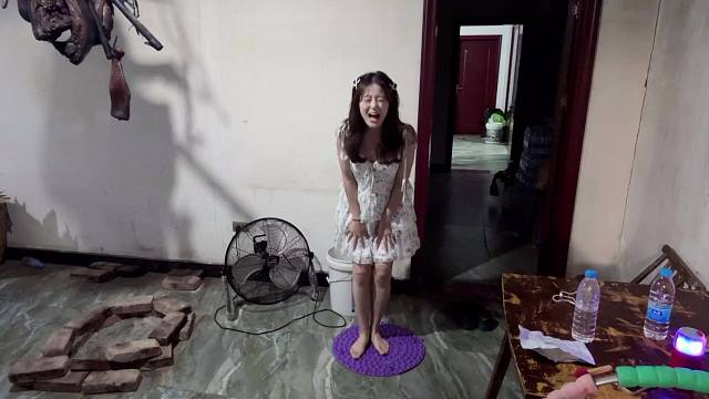 快看这个女孩子叫小美正在接受惨目人督惩罚