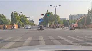 就這種闖紅燈的，這種情況下如果車主按喇叭間接的導(dǎo)致這貨被另一條車道的車撞了車主有沒有責(zé)任