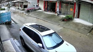 這就是精神小伙呀 女的都摔成這樣了 都不去看一下而去看車[nianyu]