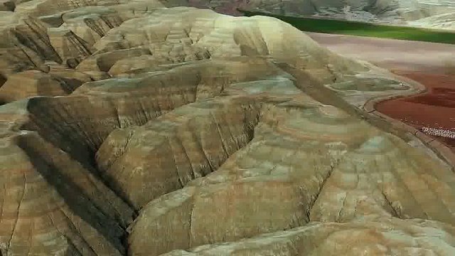 人们做的事往往相似，做的梦却千差万别，也许在梦中藏着每一个人的更独特也更丰富的自我。