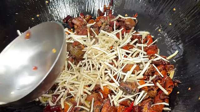 昆明街边烟火气小众云南小炒！直接怒吃3碗拌饭的下饭菜