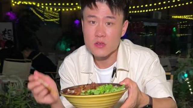 在安阳北辰大道西头的一个大院子里，正儿八经的炭烤真羊肉串，难 能可贵的是还卖这么便宜！#安阳烧烤 #