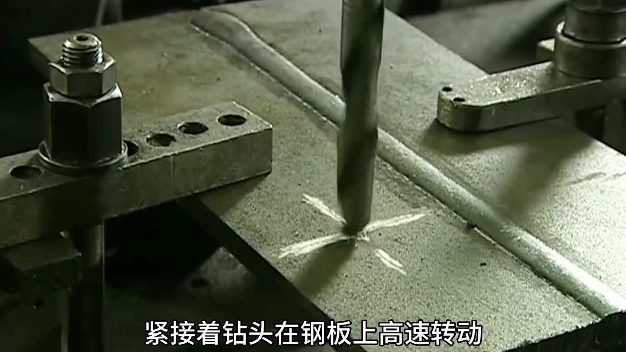 小伙为了展示自己的实力，竟蒙着眼睛来钻孔