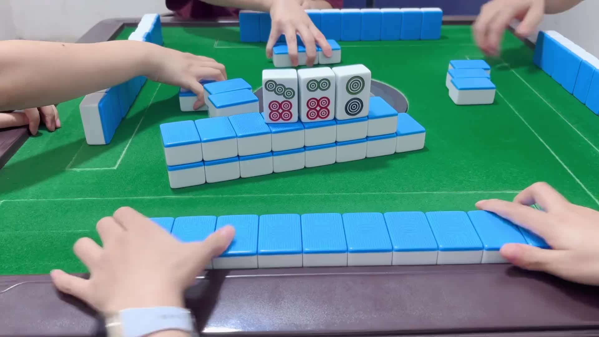 一下午的时光就在麻将上闯荡