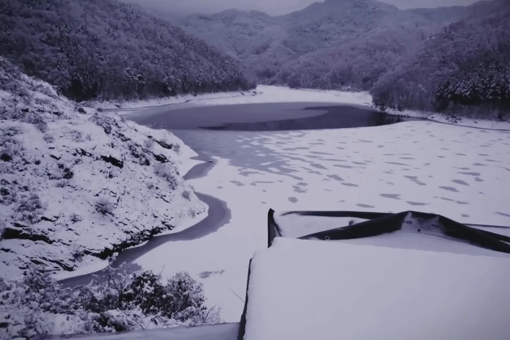 第2集：在零下的冰天雪地露营，躲在温暖的自制房车中，享受惬意房车生活