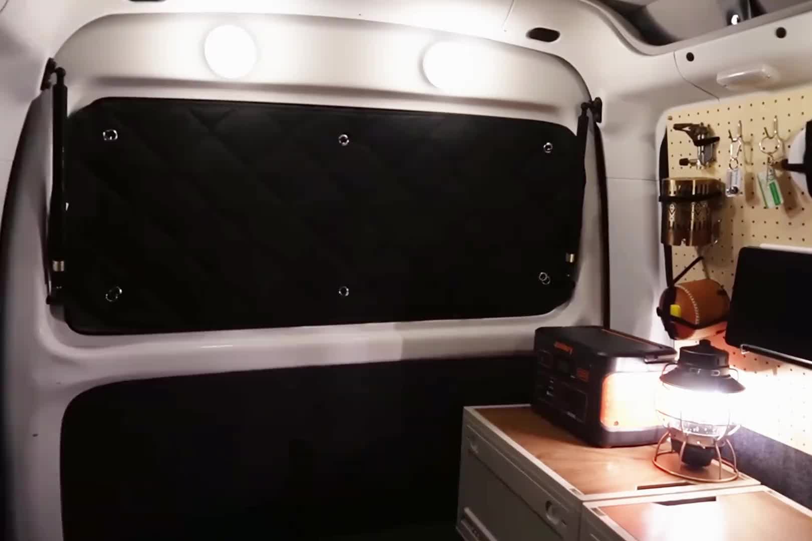 第1集：寒冷的天气，躲在自制的小房车里，享受露营惬意生活