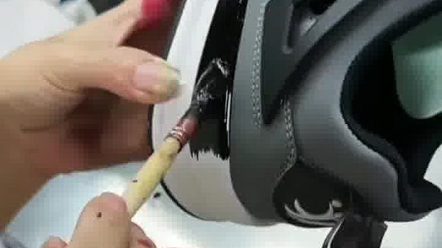 匠人亲手为物件勾勒黑色边缘