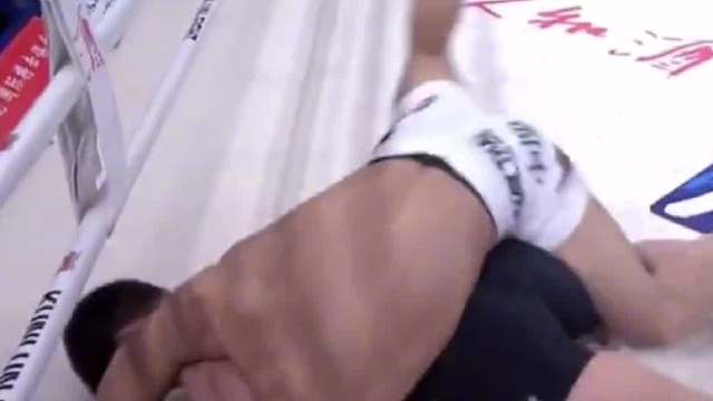 日本拳王在南京被暴揍在擂台上哀嚎，裁判没事一样一旁看热闹