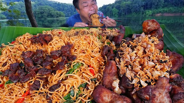 蛤蜊炒妈妈面和蒜蓉炸排骨