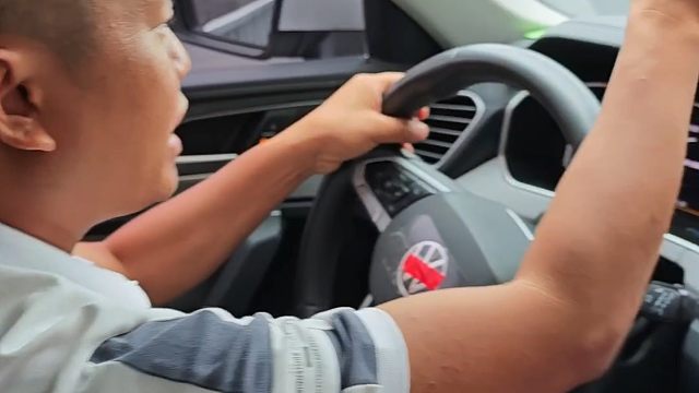 轮胎掉路坎如何脱困？女司机：这也太考验技术了