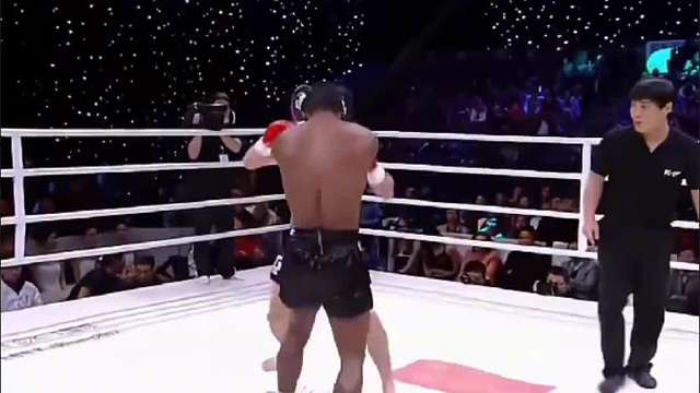 美国黑人目中无人，结果被中国猛将王志玮一拳KO，当场躺尸擂台