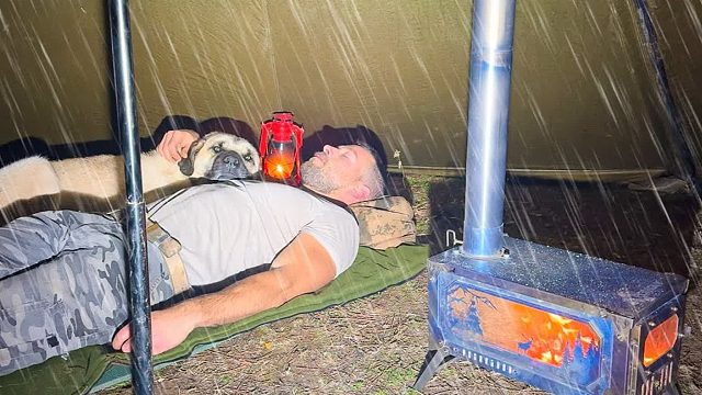 选择在溪流上方，建造了一个舒适度假的避难所！