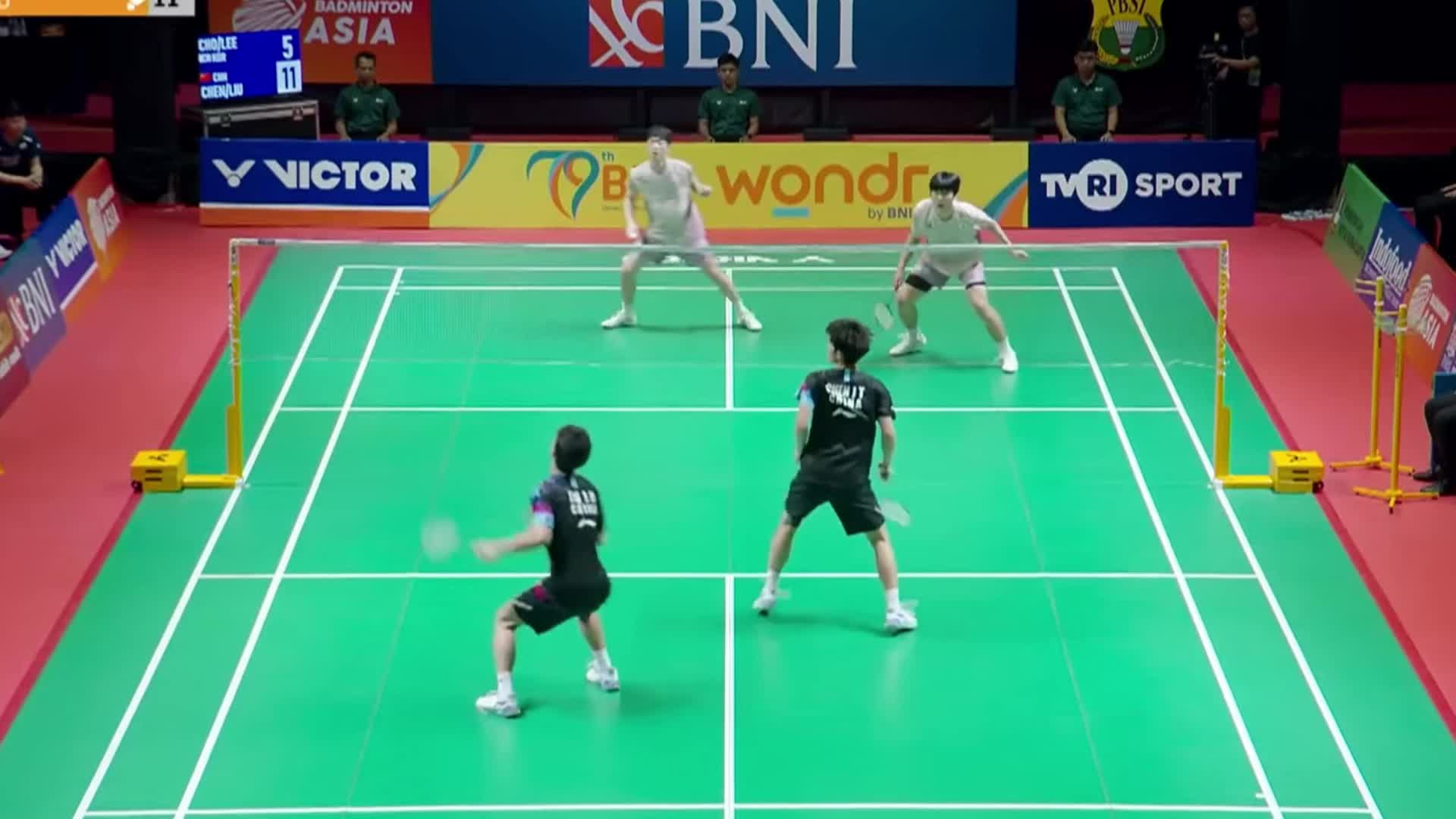 2025亚洲青年羽毛球锦标赛，双俊组合精准的杀球和网前封堵，以21-11轻松拿下首局