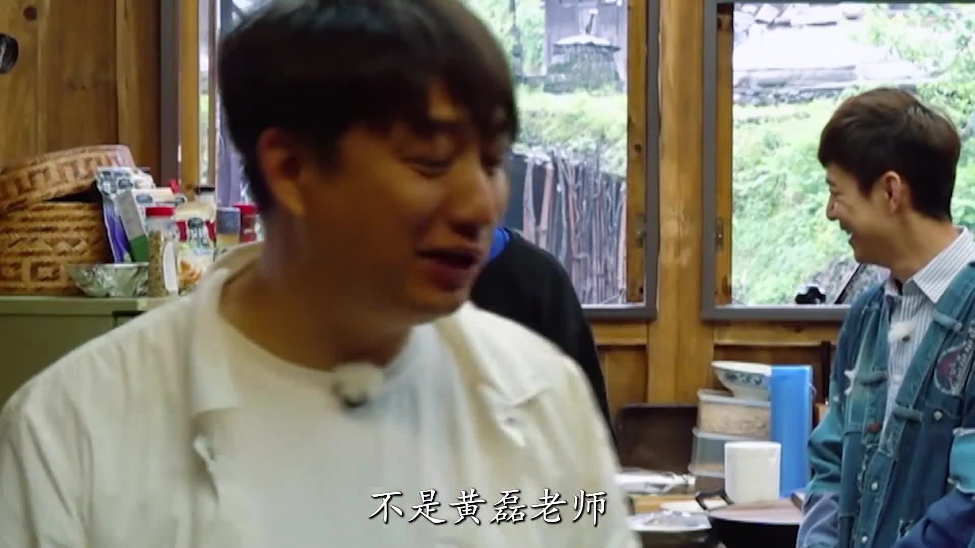 黄磊尝自己做的面，吃一口吐半口