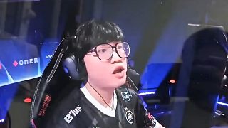 KK：不是哥們你擠我干啥（小熊攤手