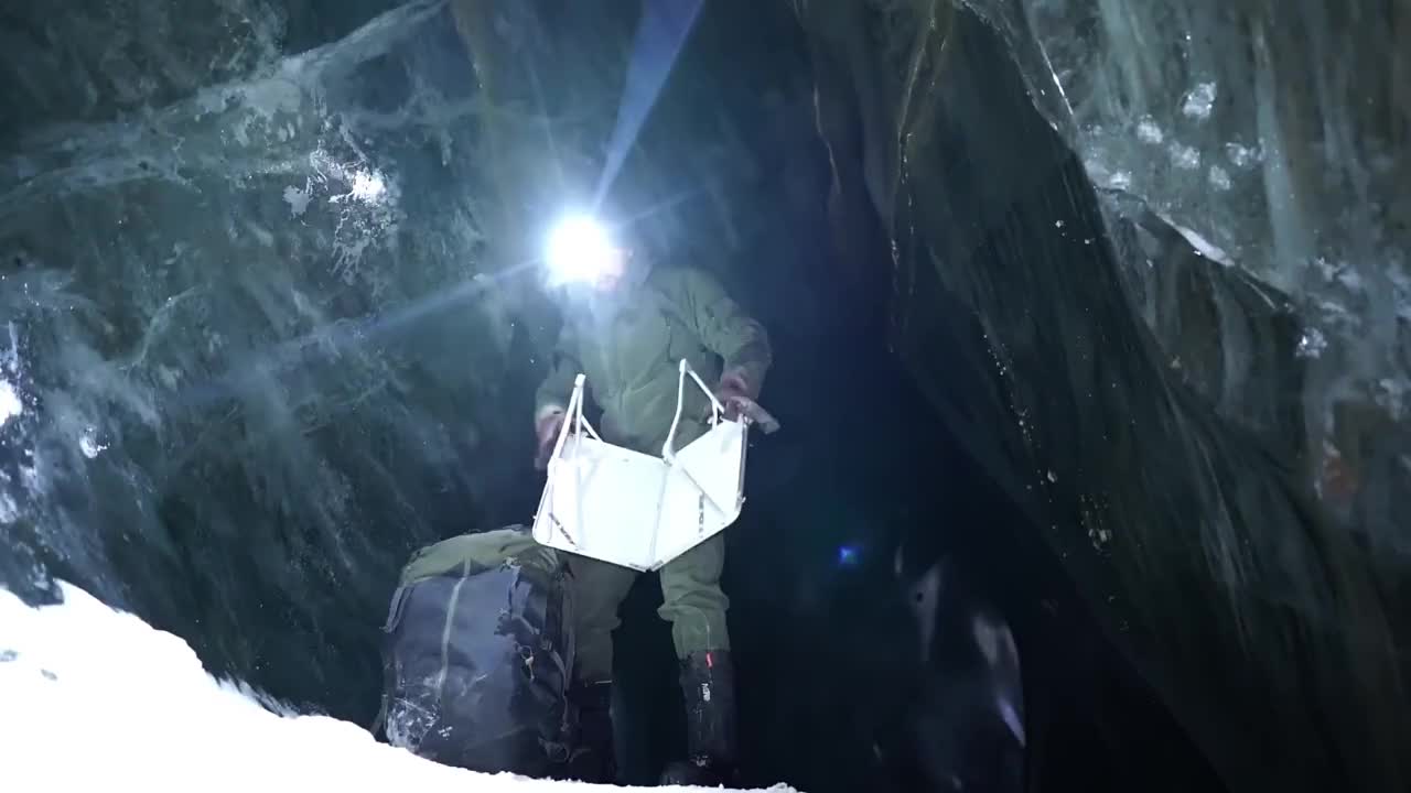 男人意外发现一个冰洞，竟然在里面吃上了土豆炖牛肉