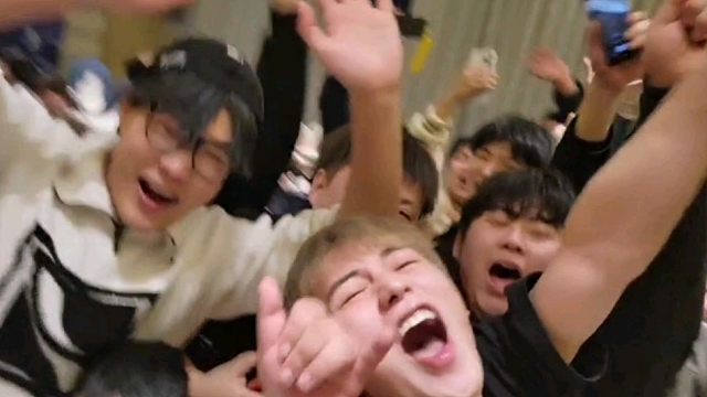 粉丝聚会 粉丝抱着童锦程嘎嘎乱亲