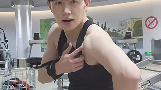 童錦程秀肌肉 這還是當(dāng)初那個(gè)細(xì)狗嗎？