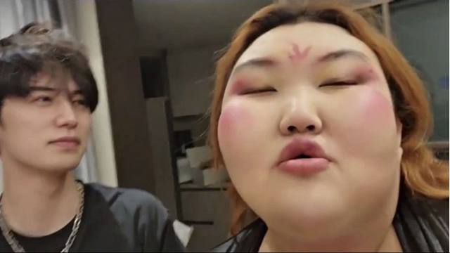 沫子直播看到童锦程亲西瓜妹妹，当场破防砸键盘