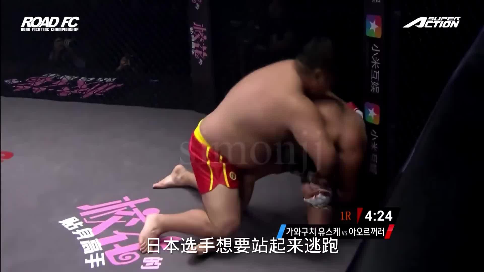 日本拳王讥讽功夫熊猫：唐装太丑了，被敖日格乐骑身上狂砸100拳