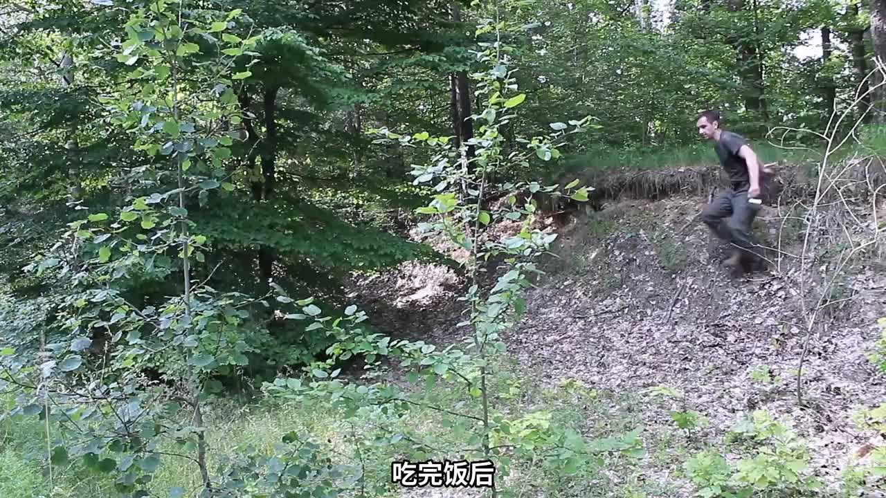 男人独自来到野外，不仅建造了漂亮的木屋，而且还能用上自来水