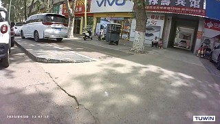 那女孩下來就是一鞠躬，素質(zhì)可以