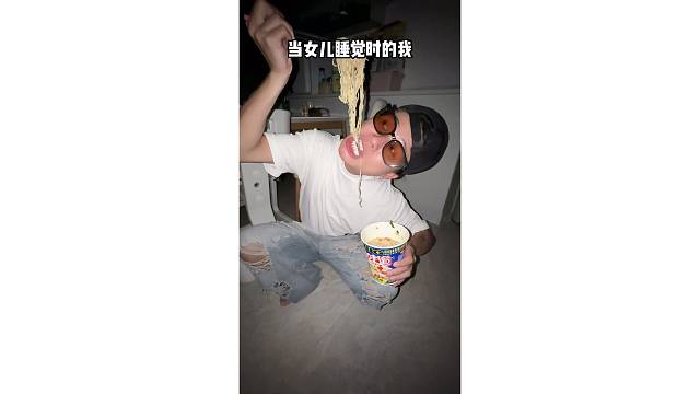 当女儿睡觉时的我