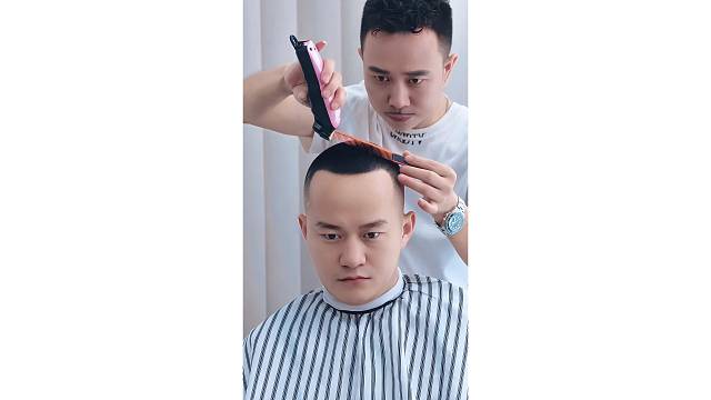 做发型我们是认真的。帮助顾客解决问题，这才是我们的专业。常年招生。地址铂顿国际公寓四楼。