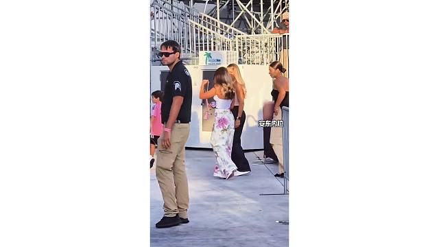 梅西苏亚雷斯老婆一起抵达球场，身材比例真好