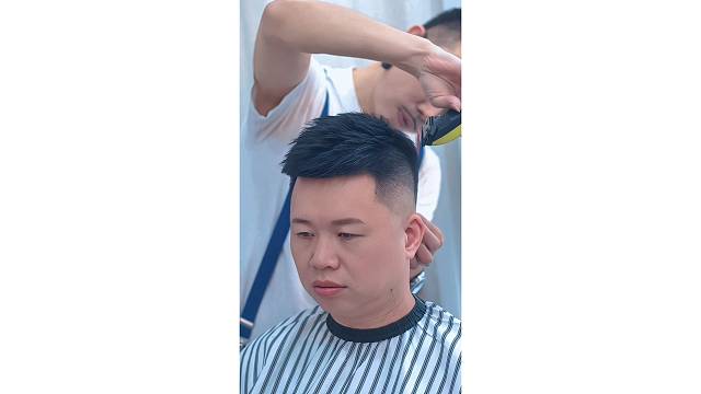 每一位顾客我都认认真真把头发剪好。常年招生。地址揭阳桥南柏顿公寓四楼