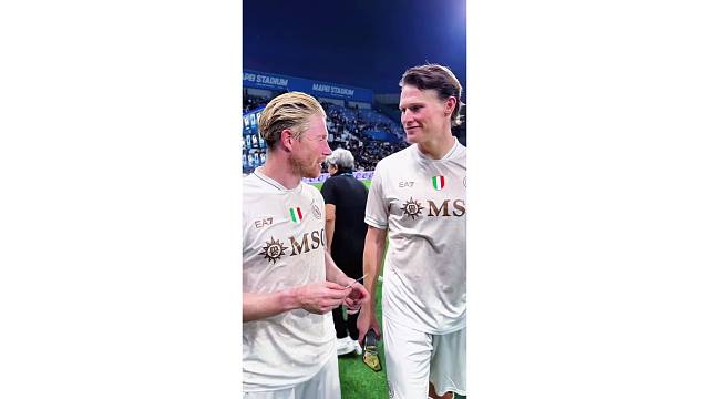 德布劳内和麦克托米奈收到摄影师送的照片，笑得很开心