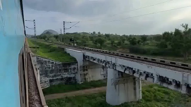 人生如同坐火车，风景再美也会后退，流逝的时间和邂逅的人终会渐行渐远，前行的始终是自己。