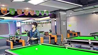 童錦程打臺(tái)球有點(diǎn)小帥但帥不過三秒