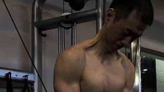 藥水哥認真健身訓練