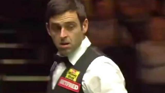 最帅气的操作！奥沙利文贴库远台直接干，两只手频频切换，太刺激