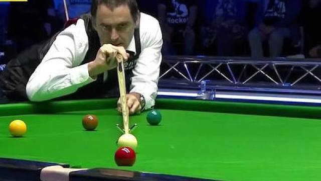 奥沙利文打球离奇的快，美女裁判小跑还跟不上，火老师目的很明确