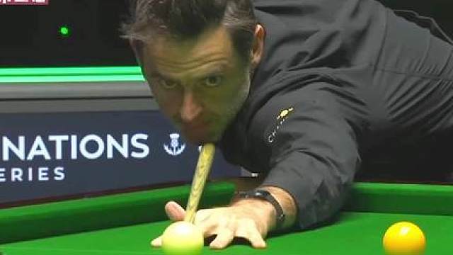 看起来真爽！奥沙利文刚睡醒跑来比赛，不秀杆法不罢手，小特入迷