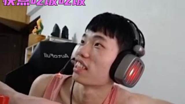 在妈妈面前的鲨鱼一直是个孩子！妈妈每次都是等游戏结束才进来