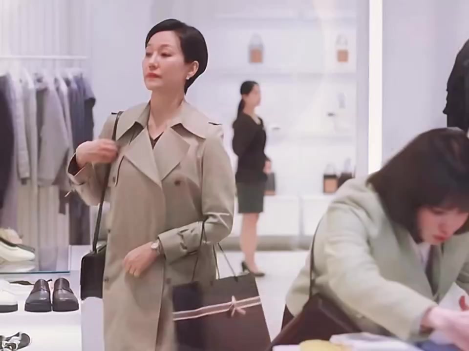 时隔多年 女儿再次遇见自己的亲生母亲 可两人都认不出对方 直到故事的结尾 渐渐开始想起…