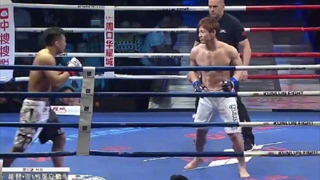 张立鹏打日本选手，用铁拳将其砸晕，医护用担架抬上救护车抢救